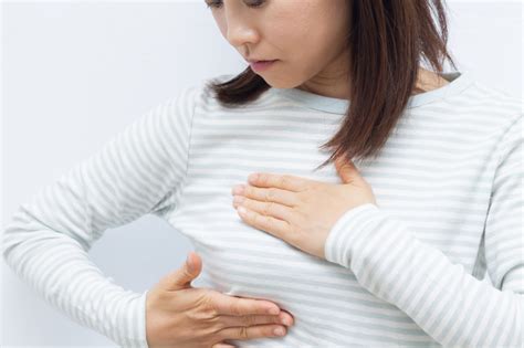 片方の乳頭から分泌液…大丈夫？透明･白･茶色の液体。病院行。